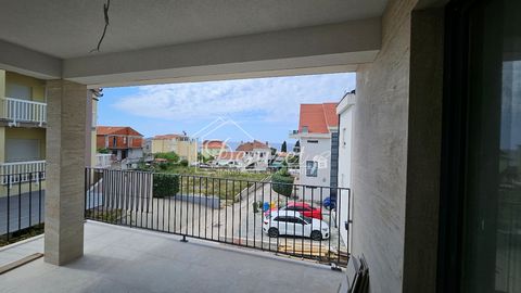 A vendre trois appartements situés dans un petit immeuble avec un total de trois unités résidentielles. Niveaux: sous-sol, rez-de-chaussée + 2 étages. Il y a 3 débarras au sous-sol qui feront partie des appartements, chaque débarras d’environ 10 m2. ...