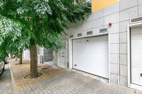 GARAGEM / BOX PARA 1 CARRO / PRIOR VELHO Apresento uma garagem box no Prior Velho, com 24m², ideal para um carro. Esta é uma excelente oportunidade para quem procura um espaço extra numa localização estratégica, a poucos minutos do Aeroporto Internac...