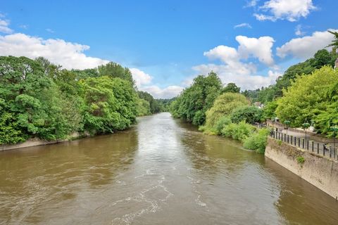 Ten pięknie odnowiony, rodzinny dom wakacyjny, położony w sercu historycznego miasteczka targowego Bridgnorth, łączy w sobie urok z nowoczesnymi udogodnieniami, zapewniając idealny pobyt z wyżywieniem we własnym zakresie. Oferując cztery przestronne ...