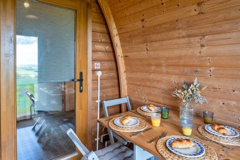 Nichée au milieu d'une verdure luxuriante, cette expérience de glamping unique vous invite à vous immerger dans la nature tout en profitant du confort de la maison. Entouré d'une vue imprenable sur la vallée, vous pourrez savourer votre café du matin...