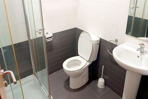 Disfrute de un complejo moderno y elegante situado entre Salou y La Pineda, diseñado para ofrecer a sus huéspedes una estancia cómoda y agradable en la Costa Dorada. Ubicado a pocos pasos de la playa, la zona es rica en historia, con yacimientos de l...
