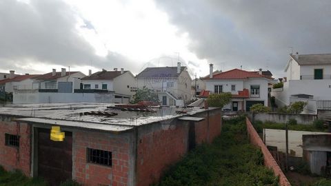   Lote de Terreno para construção com 640 m 2 , situado na zona do Alto do Bexiga, em Santarém.   Este lote de terreno tem viabilidade de construção de um edifício geminado de 2 pisos, com uma área bruta privativa de 300m 2 (Garagens e placas já inic...