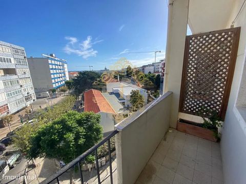 EXCLUSIVO Luxury Place convida a visitar este Fantástico Apartamento T3 com varanda a 150 metros da praia.  Apartamento T3 com varanda e uma vista fantástica. Está localizado numa zona de Sesimbra apenas 150 metros da praia e de todo o comercio, com ...