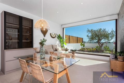 Your Ideal Apartment in Los Alcázares!Discover this new development of modern apartments in Los Alcázares, located just a few meters from the beaches of the Mar Menor. These homes are ideal for those looking for comfort, design and a privileged locat...