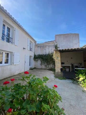 Real estate on Île de Ré - ARS EN RE This authentic country house, renovated in 1985, is located in the heart of the village, in a charming quiet alley. It comprises on the ground floor an entrance with a fully fitted and equipped kitchen, a toilet, ...