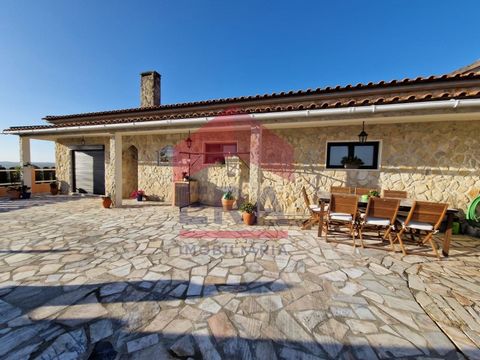 Moradia térrea T2+1 inserida em lote com 718m2. Imóvel composto por dois quartos, sendo um em suíte, sala de refeições e sala de estar, cozinha e duas casas de banho. Na área exterior tem dois anexos, sendo um uma suíte de utilização independente e u...