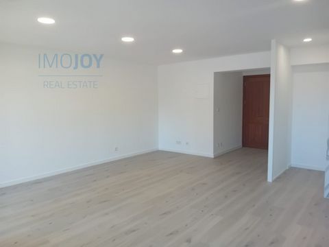 Apresentamos um apartamento deslumbrante que combina elegância, bom gosto e funcionalidade, localizado na Rua Dom Pedro de Cristo. Este imóvel foi cuidadosamente remodelado e está pronto a habitar, destacando-se pelo seu chão flutuante, janelas de vi...