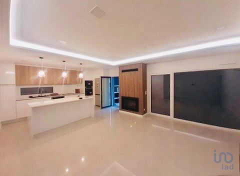 Moradia V3 Térrea e Independente com Piscina em Fernão Ferro – Modernidade, Conforto e Qualidade de Vida** Apresentamos esta fantástica moradia independente, em fase de construção, que combina um design moderno com acabamentos de alta qualidade, pens...