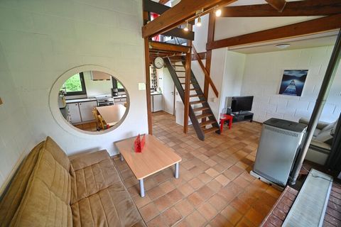 Bungalow mitoyen pour 6 personnes avec 2 chambres à côté du Lac de Vallée de Rabais à Virton. Au rez-de-chaussée vous trouverez une grande pièce à vivre avec un coin salon (canapé lit 2 personnes) et une télévision, une spacieuse cuisine ouverte cuis...