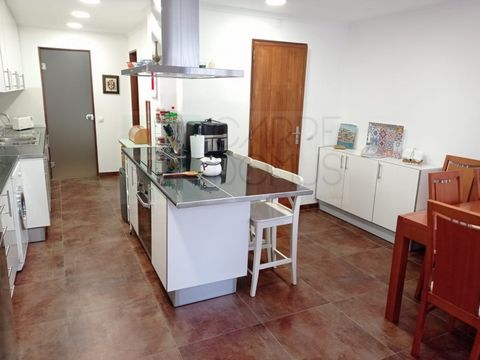 Bonito apartamento de 4 dormitorios, con buenas zonas, en venta en Av. do Brasil, en Alvalade. Edificio en excelente estado con 2 ascensores, cerca de todo transporte, comercio, colegios y servicios. Piso reformado en el año 2016, con sistemas de ele...