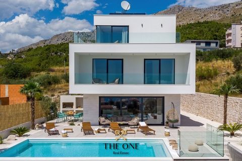 De moderne luxe villa met zeezicht is gelegen in de buurt van Split en biedt een uiterst comfortabele leefruimte. De villa ligt op een lichte helling en biedt een spectaculair panoramisch uitzicht op de zee en de omgeving. De villa is verdeeld over 3...