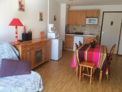 The residence Le Flocon is located in the heart of Villard de Lans village, nearby shops and entertainments. The ski slopes and ski lifts are situated 5000 m away from the building. Free shuttle is at your disposal. Surface area : about 40 m². 2nd fl...