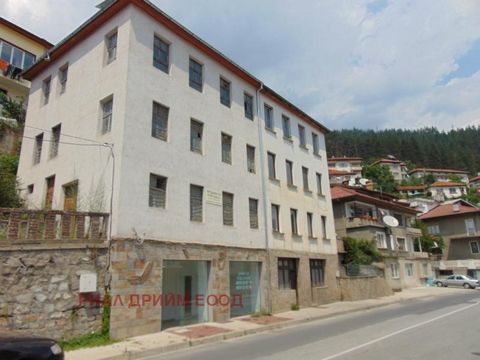 TEL.: ... ;0301 69999/WE OFFER YOU FOR SALE AN ATTRACTIVE PROPERTY IN THE CENTER OF USTOVO SQUARE, ON THE MAIN ROAD TO GREECE. THERE ARE THREE ROOMS, A LOUNGE AND ROOMS FOR SAN NODES AND SEPARATE ENTRANCES AND A STAIRCASE SUITABLE FOR A HOTEL WITH A ...