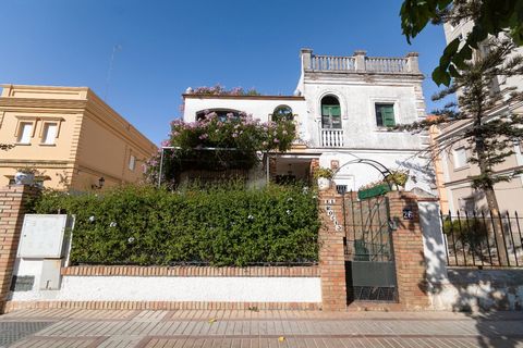 Villa house in the golden mile of the city, Duchess Isabel, best impossible location, luxurious and spacious property with views from the porch or terrace to the avenue and a step away from the center or promenade. The ground floor consists of entran...