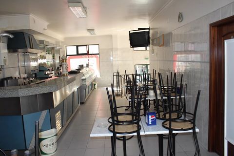 Vende-se ou permuta-se Loja / Café Snack bar de 73m2 com duas instalações sanitárias, pronta com balcões, mesas e cadeiras para café/Snack Bar, com sistemas de extracção de fumos que permitem a confecção de comida.Também pode ser licenciada para qual...