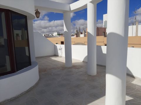 OPORTUNIDAD: Puerto del Rosario, capital de Fuerteventura. Cerca del Barranco Hondo. En segunda planta se encuentra este ático con 1 dormitorio, 1 baño, cocina, salón-comedor y una estupenda terraza de 50 m2. Parcialmente amueblado.