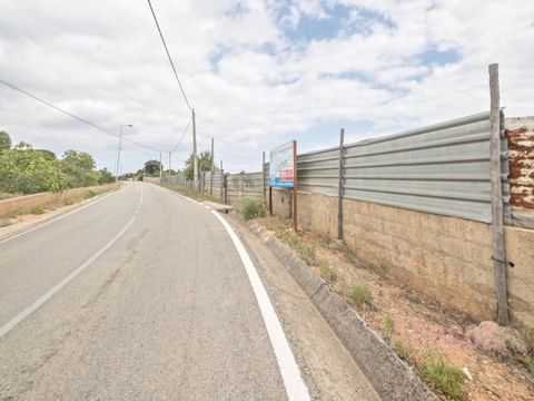 Plot of land of 4690 m2, located in the countryside just 3 minutes drive from the centre of the picturesque village of Ferragudo, 5 minutes from the golf, 10 minutes from the center of Portimão and 15 minutes from the beaches of Praia da Rocha. The l...