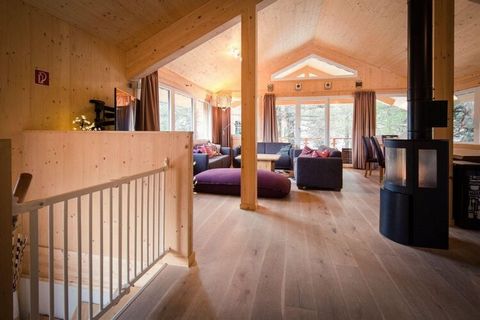 This 5-bedroom chalet can easily accommodate 12 people and is located in Turracherhöhe. It's perfect for families with children or large groups and has an indoor bubble bath. The home is 1 km away from the town center, and 1 km away from restaurants ...
