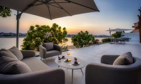 Эксклюзивная роскошная вилла с 5 спальнями в Дубае с частным пляжем. Вилла отличается комфортной обстановкой, фирменными удобствами и прекрасным видом на сад и море. Эта роскошная вилла класса люкс с 5 спальнями, 6 ванными комнатами, частным бассейно...
