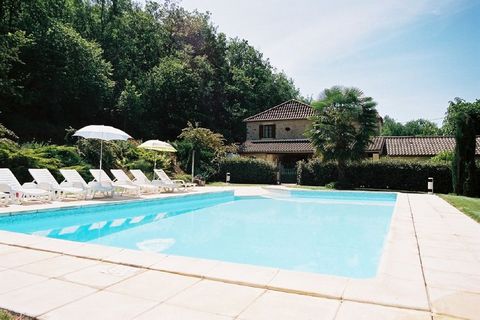 Dieses Ferienhaus bei Siorac-en-Périgord (3 km) ist sehr freundlich und hat einen wunderschönen großen privaten Pool. Auch die Abmessungen der überdachten Terrasse an der Vorderseite des Hauses sind nicht gerade klein bemessen. Es gibt genug Platz fü...