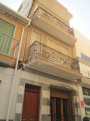 A very nice large four Storey town house for sale in Albox town centre.The house is in generally good condition and is located a short walk from the Main Square and the main High Street with its shops,banks ,bars etc.The property has on the ground fl...