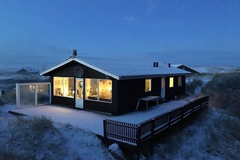 Esta es una casa de campo muy bonita cerca del Mar del Norte en una atractiva zona de casas de campo. La cabaña es luminosa y deliciosa, y está ubicada en la cima de una pequeña duna en Skodbjerge. La cocina y la sala de estar están en conexión abier...