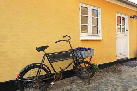 Traditionelles Ferienhaus mit wohnlicher Atmosphäre und typisch skandinavischem Einrichtungsstil. Liegt im Herzen des kleinen Ortes Sæby, nur einen Steinwurf vom Hafen des Ortes mit viel Betrieb und maritimer Atmosphäre im Sommer. Im Ferienhaus erwar...