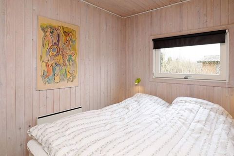 Maison de vacances située sur un terrain bien entretenu avec pelouse et vue panoramique sur le Limfjord. Salon bien aménagé avec poêle à bois. De plus, 3 chambres et hall d'entrée. Il y a à la fois une terrasse couverte et une terrasse ouverte. La ma...