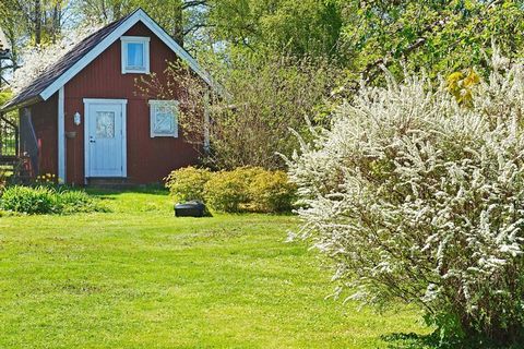 Welcome to this modern and cosy holiday home in Vreta, Östergötland! The cottage is situated between the channel Göta Kanal and a pretty little lake. The surroundings are beautiful and you will be close to the lakes Roxen, Boren and Vättern. If you w...
