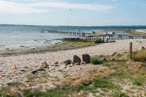 Holiday cottage a short distance from Aarhus and approx. 50 m to the water. The house is perfect for family fun, where you can play various board games. During the summer heat, the heat pump is used to cool the house. For the children there is a hand...