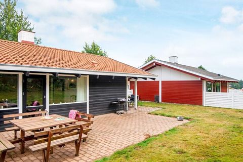 Im Løjt Feriecenter finden Sie dieses Ferienhaus mit neu renovierter Wohnküche von 2022, die hell, freundlich und gemütlich wirkt. Sowohl die Farbwahl als auch die Einrichtung sind erstklassig und das gesamte Ferienhaus wurde zudem mit hellen Holzböd...