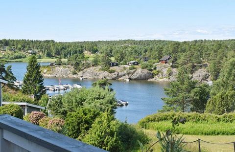 Sunny holiday home with beautiful sea views and fantastic sunsets, only 1 hour and 15 minutes from Oslo, between Sponvika and Skjebergkilen. The cottage has a large terrace of 75 sqm with sun all day. Spacious living room where you can enjoy the view...