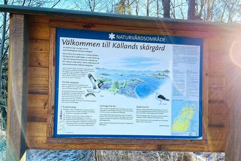 Welcome to a rural idyll close to Kålland's beautiful archipelago. Only 1 km away there are two nice bathing bays at Lake Vänern. Bärstaviken is a favorite place with the possibility of swimming from the jetty or rocky outcrop. Outside the house, the...