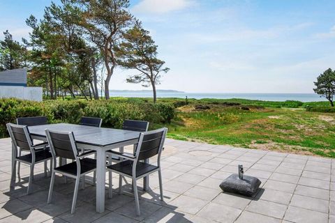 Cottage complètement unique situé juste à côté de la baie d'Aarhus avec une vue complète sur l'eau. Ici, vous pouvez vous asseoir sur la terrasse et profiter de la belle vue sur l'eau, et s'il y a des enfants avec eux, ils peuvent se baigner juste en...