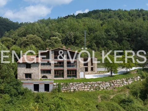 MAJESTIC RENOVATED MASIA IN LA VALL DE BIANYA: A REFUGE OF RURAL CHARM AND HISTORICAL LUXURY Located in the idyllic setting of La Vall de Bianya, nestled in a picturesque and charming region, stands this imposing masia that preserves the essence and ...