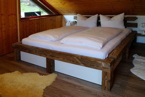 Cette maison de vacances confortablement meublée est située sur un jardin/terrain naturel de 1600 m² sur une colline calme et ensoleillée avec vue sur les montagnes d'Oberschönau. Autour d'Oberschönau, il y a environ 250 km de sentiers de randonnée. ...