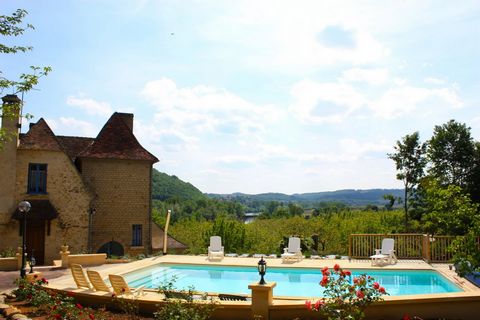 This house is really a jewel and right in the middle of the golden triangle. The medieval town - Sarlat-la-Caneda is a mere 10 minutes drive away. The house is extremely spacious with plenty of voluminous rooms and outside areas. It is ideally situat...