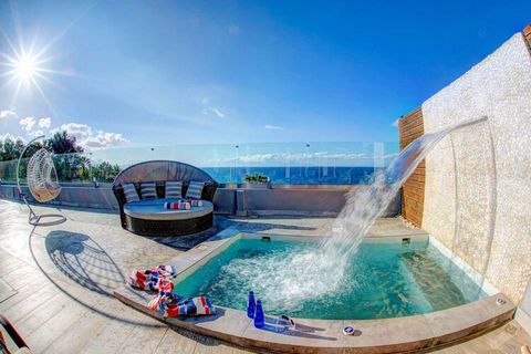 Avec sa belle apparence et sa vue imprenable sur la mer, cette villa forme un décor populaire pour les photos dignes d'Instagram sur Zakynthos. C'est un excellent choix pour des vacances au soleil en famille et/ou entre amis. Dans la région, vous tro...