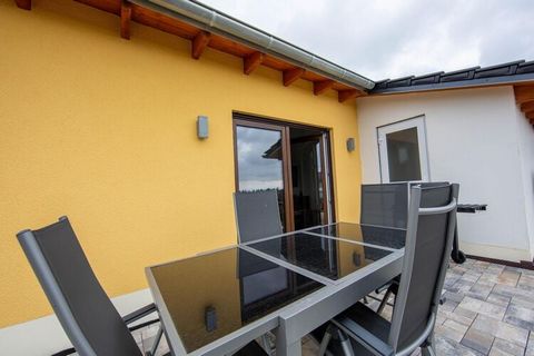 Dit vakantiehuis in de Eifel ligt in een rustige omgeving en is gezegend met een prachtig uitzicht op het Duitse landschap. De sfeervolle slaapkamers bieden comfortabel plaats aan een gezin. Het centrum van Ulmen ligt ongeveer 6 km verwijderd van de ...