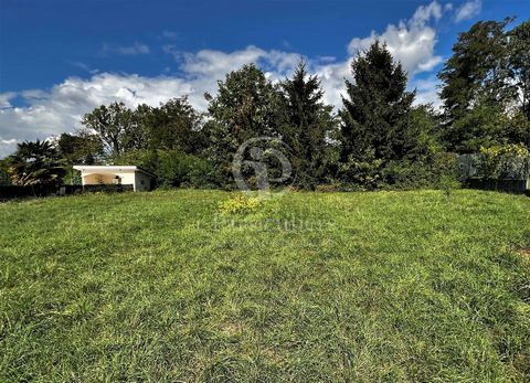 Come and discover this pretty flat land with an area of 1066 m2, located in the town of Voiron. Building land outside subdivision. Green environment, residential area, beautiful exposure (facing South). Ideal surface for the realization of your real ...