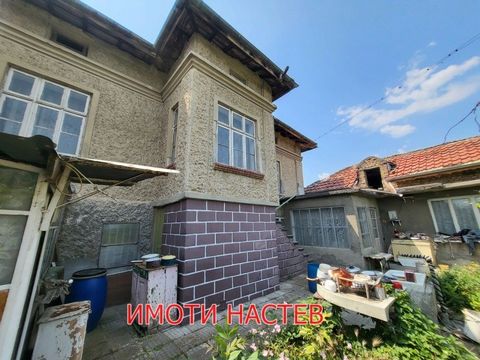 Immobilien NASTEV bietet zum Verkauf ein zweistöckiges Backsteinhaus mit einem schönen flachen Hof von 650 m² an. mit Garage und Werkstatt. Im Erdgeschoss befinden sich vier Zimmer, Küche, Bad. Im zweiten Stock befinden sich zwei Schlafzimmer und ein...