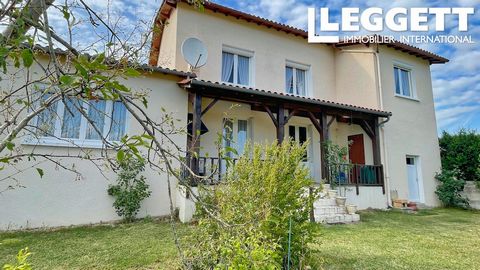 A14501 - This house dating from 1900 is located in the centre of the bastide town of Saint-Aulaye, with all shops, bars and restaurants, a medical centre, a cinema, as well as a magnificent riverside beach and its water complex. It is surprisingly we...