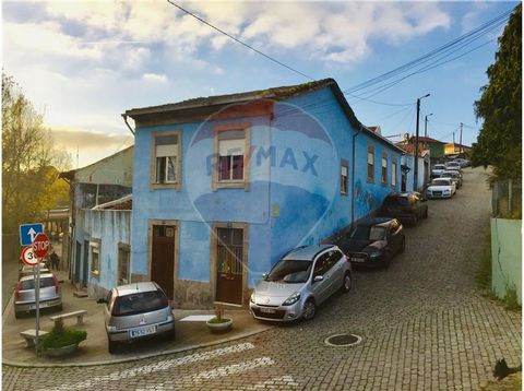 -Building with several houses in the shape of an island located at Rua da Bonjóia, nº 408, 410 and 412 (forming a corner with Travessa da Bonjóia nº 21). Possibility of ground floor, 1st floor and use of attic in the 4 houses. Located in front of Cas...