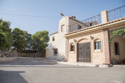 Casa Oliveros is a beautiful country estate set in 8,500 square meters of gardens and olive groves. Although currently a family home, the layout of the villa and grounds presents a variety of business options. The estate already brings in a yearly in...