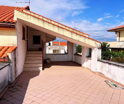 Città Sant'Angelo, Piano della Cona, in a quiet area and served one kilometer from the town center, inserted in the circuit of the most beautiful villages in Italy, attic apartment, to be restored, on the first floor of a single house. Entrance / liv...