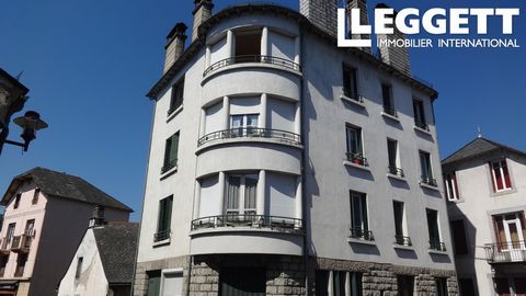 A15555 - Large town centre building (288 sqm) comprising six apartments and a shop / office with plenty of potential. The ground floor has the shop / office (40 sqm) with a one bedroom apartment, kitchen and shower room, also a large outdoor terraced...