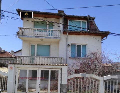 Nous offrons une maison de trois étages à Velingrad, située dans une rue calme. Meublé de façon moderne, avec installation de chauffage et prises pour panneaux solaires. A chaque étage il y a un couloir, deux chambres, un grand salon avec une cheminé...