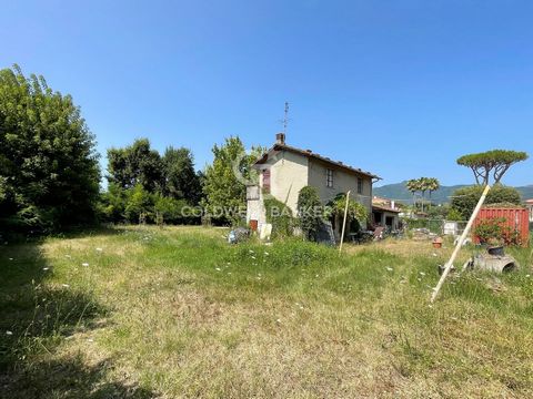 The property for sale in Forte dei Marmi, Vittoria Apuana, on a plot of land of approximately 750 sq m, offers a unique opportunity to be completely renovated and transformed into a splendid single-family villa. The location of the property is ideal,...