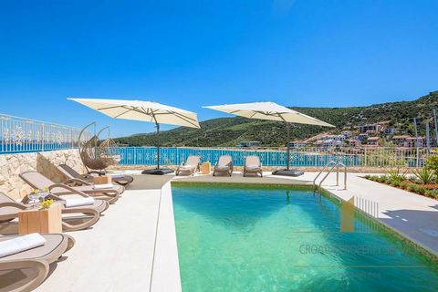 Underbar lägenhetsvilla med pool, första raden mot havet och marinan i den lilla fiskebyn Marina, 10 km från UNESCO-staden Trogir och 15 km från Splits flygplats. Villans boyta är 407 m2, fördelat på tre våningar. På varje våning finns två rymliga lä...