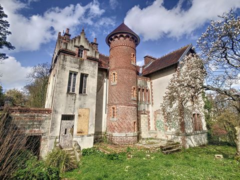 If you like buildings with character dating back more than two centuries and come and discover this beautiful period house near the gèves de Langueux, GR34 nearby with its remarkable red brick tower from the 19th century Langueux brickworks offering ...
